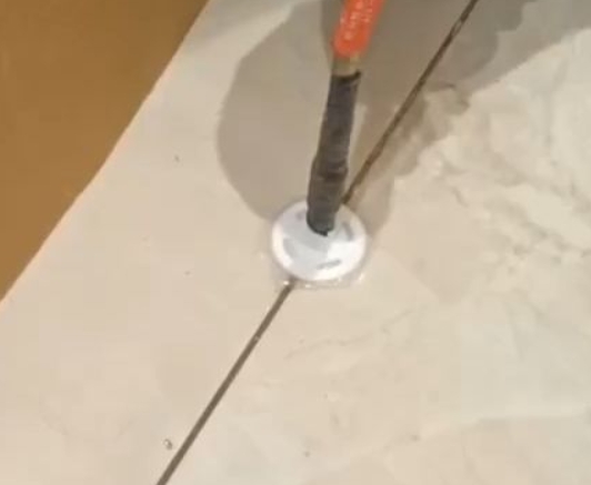 温州瓷砖空鼓维修公司专业解答瓷砖在铺贴过程中，如果没有涂抹均匀到位的粘结材料（如水泥砂浆或瓷砖胶），可能会导致以下问题