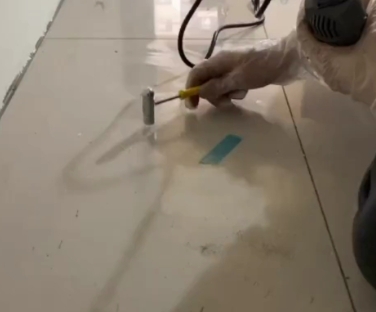 温州瓷砖开裂维修公司专业分享瓷砖在铺贴前如果没有沥干水分，将会导致以下问题
